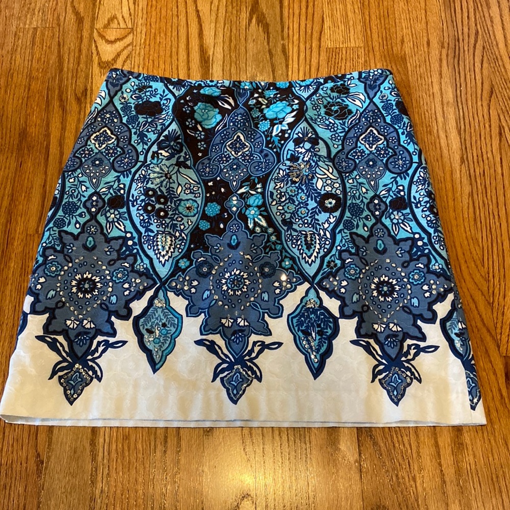 Ann Taylor lined blue and white print skirt with sequin detailing. Size 8